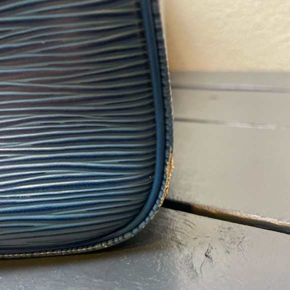 SOLD!! 🎉Louis Vuitton Speedy 30 Shoulder Bag Blue Epi Leather - Picture 12 of 15